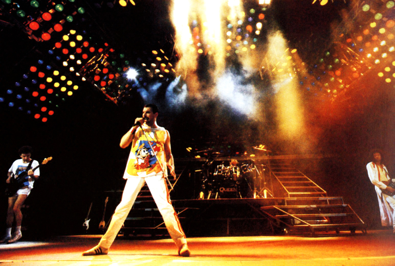 Фредди меркьюри стадион. Фредди Меркьюри Wembley. Queen Фредди Меркури. Группа Queen 1986 Уэмбли. Фредди Меркьюри Уэмбли 1986.