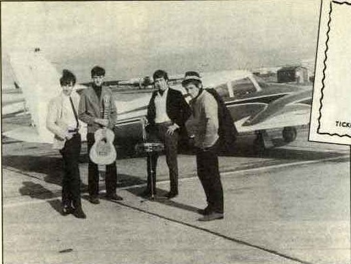 1984, Brian drugi od lewej (trzyma gitarę); Lotnisko w Hertfordshire, 1964 r.